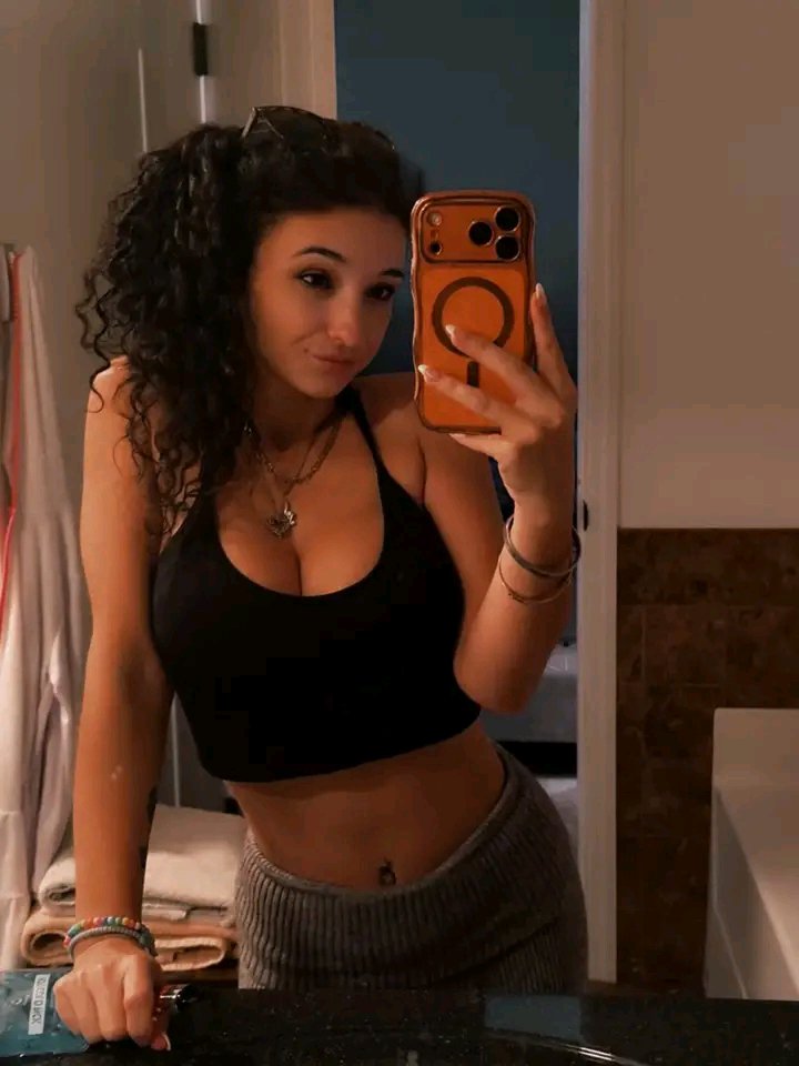_lizz001's tweet photo. Friday morning, no one’s cuffed me yet, no plans, and looking a little too good to stay in the house all weekend. 🤭☕️💕 What’s everybody getting into? 👀 https://t.co/FrIftzReXs