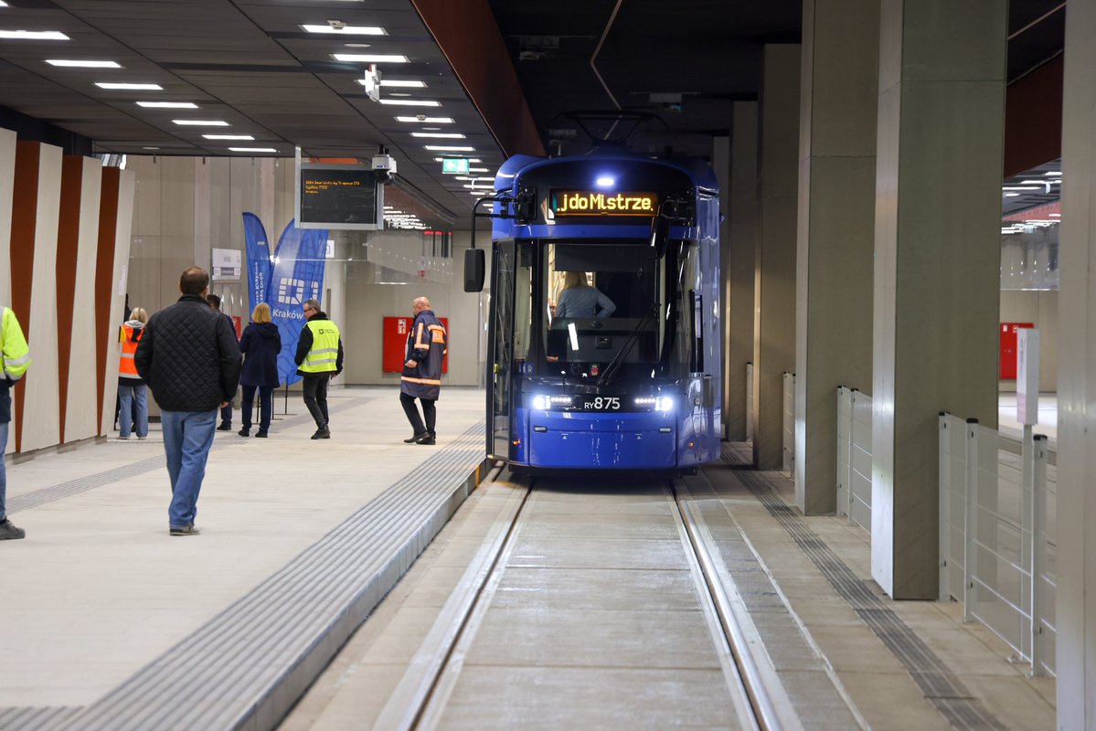krakow_pl's tweet photo. #Krakow #TramwajDoMistrzejowic #Przejazd #Mistrzejowice #tramwaj #ZDMK #MPK 
Właśnie zakończył się przejazd -  ostatni, przed uruchomieniem nowej trasy tramwajowej do Mistrzejowic! 

Od jutra, 26 września nową trasą  pojadą tramwaje z pasażerami. 

Nowa trasa do Mistrzejowic ma ok.  4,5 km, jej najbardziej charakterystycznym elementem jest 1230-metrowy  tunel z dwoma podziemnymi przystankami. 
📷Jan Graczyński/ https://t.co/tZgIasj5cI