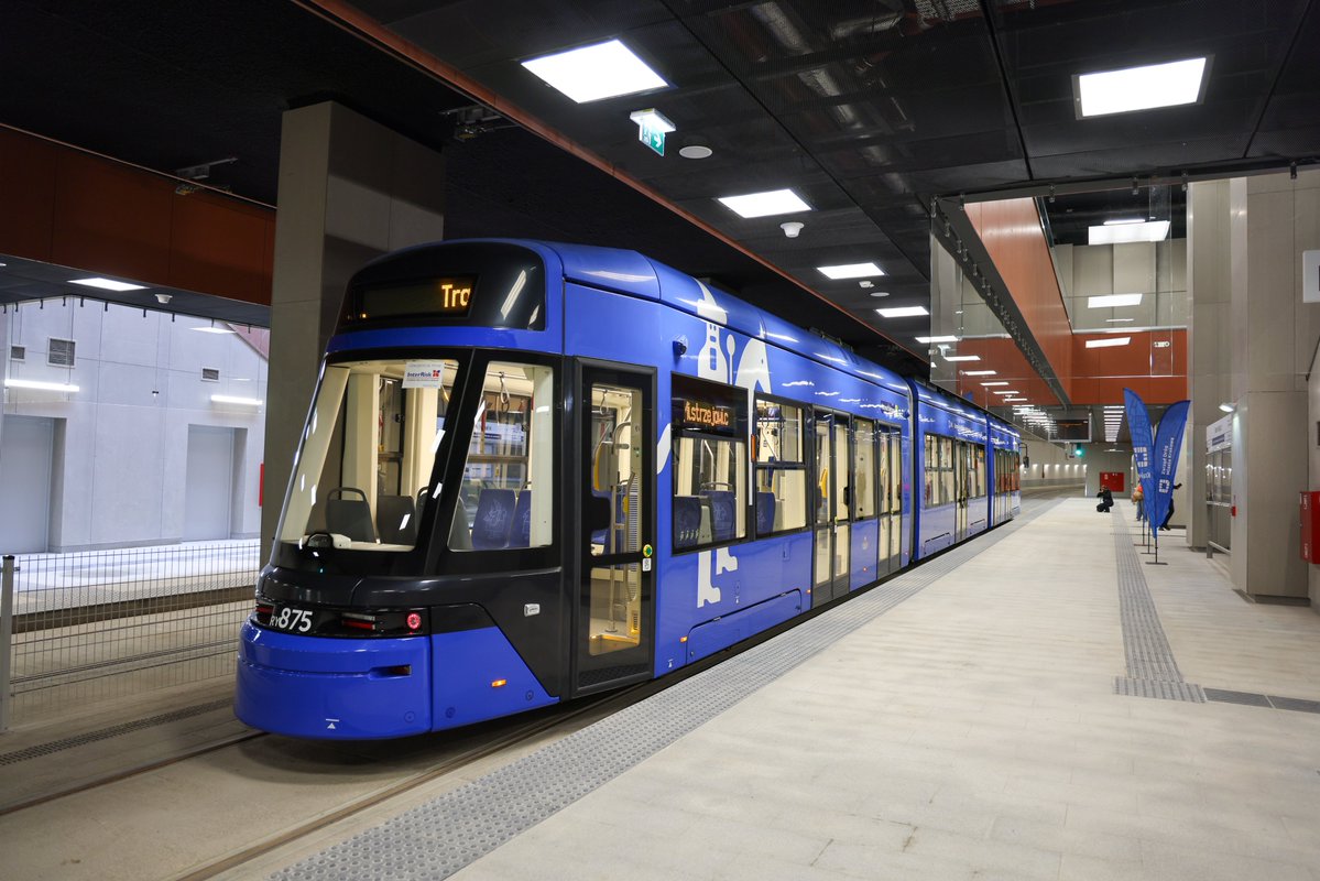 krakow_pl's tweet photo. #Krakow #TramwajDoMistrzejowic #Przejazd #Mistrzejowice #tramwaj #ZDMK #MPK 
Właśnie zakończył się przejazd -  ostatni, przed uruchomieniem nowej trasy tramwajowej do Mistrzejowic! 

Od jutra, 26 września nową trasą  pojadą tramwaje z pasażerami. 

Nowa trasa do Mistrzejowic ma ok.  4,5 km, jej najbardziej charakterystycznym elementem jest 1230-metrowy  tunel z dwoma podziemnymi przystankami. 
📷Jan Graczyński/ https://t.co/tZgIasj5cI