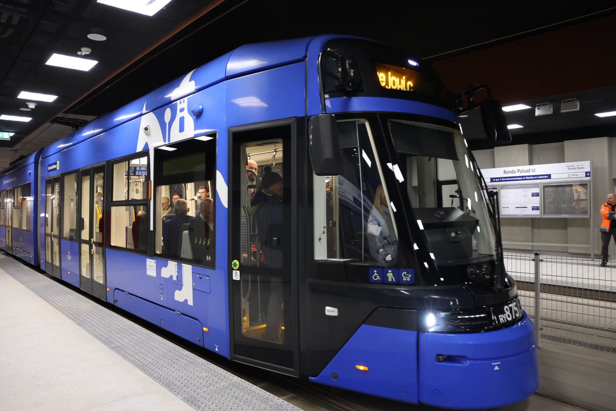 krakow_pl's tweet photo. #Krakow #TramwajDoMistrzejowic #Przejazd #Mistrzejowice #tramwaj #ZDMK #MPK 
Właśnie zakończył się przejazd -  ostatni, przed uruchomieniem nowej trasy tramwajowej do Mistrzejowic! 

Od jutra, 26 września nową trasą  pojadą tramwaje z pasażerami. 

Nowa trasa do Mistrzejowic ma ok.  4,5 km, jej najbardziej charakterystycznym elementem jest 1230-metrowy  tunel z dwoma podziemnymi przystankami. 
📷Jan Graczyński/ https://t.co/tZgIasj5cI
