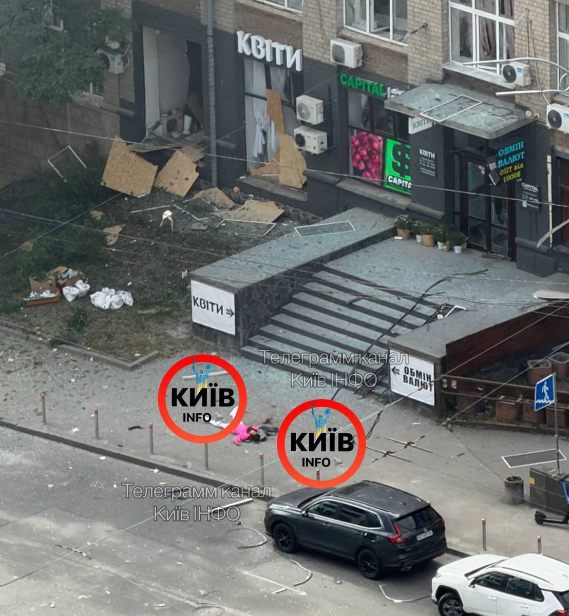 Oleksii88877's tweet photo. 😱 Тіло людини лежить на вулиці після прильоту у Києві по офісній будівлі.
жовта тривога ? 🙏🥲 
Сходила людина на роботу 😡
На тактику ворога , на суцільний терор .. відповідь тільки двушка на мацкву?🤮💩 https://t.co/0jc2HJoPHf