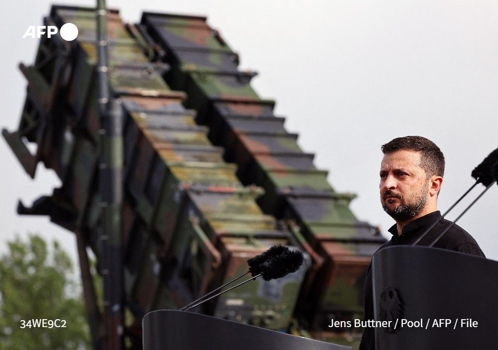 AFP's tweet photo. 🇺🇦 Ukrainian President Volodymyr Zelensky on Friday said US President Donald Trump told him he would allow Ukraine to produce advanced Patriot air defence missiles, after a series of reversals on the issue. 
➡️ https://t.co/INBNdIHAd6 https://t.co/nzE7BCoAjB