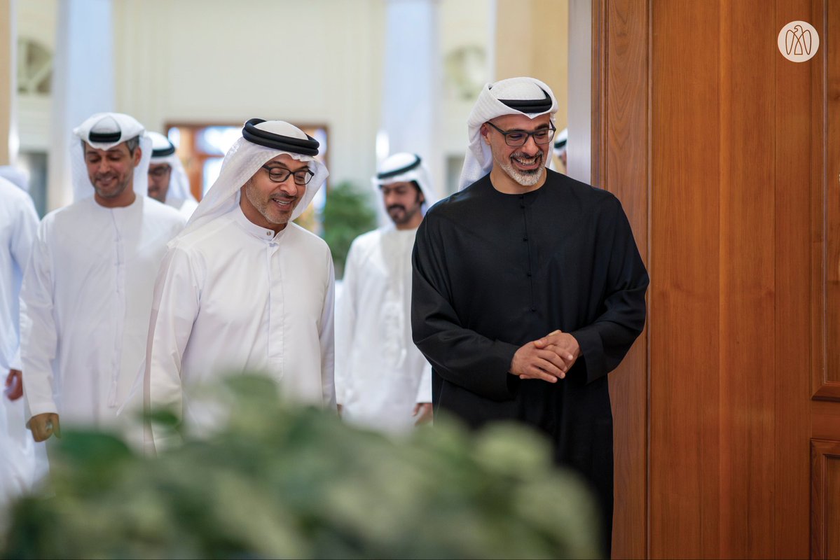 ADMediaOffice's tweet photo. هزاع بن زايد يستقبل خالد بن محمد بن زايد بمحل إقامته في منطقة العين؛ حيث تناول اللقاء الموضوعات المتعلقة بشؤون الوطن والمواطن ودعم مسيرة التنمية الشاملة التي تشهدها الدولة. https://t.co/ydkrPNF789