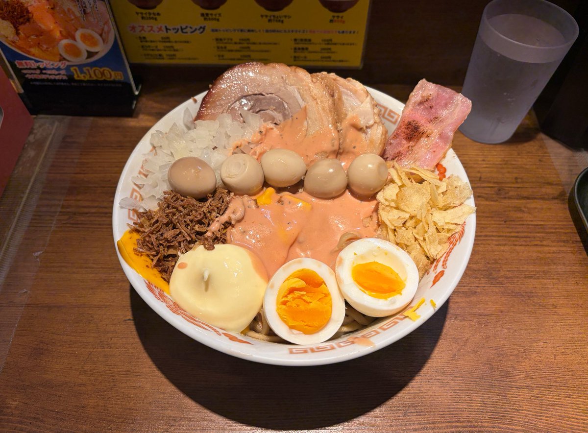 kusu_yarou's tweet photo. 火の豚 人形町駅前店
チーズ月見まぜそば大盛うずら豚1枚
マヨネーズうす塩ポテトチップス
今晩は中秋の名月🎑
生憎の天気なので人形町でお月見😁
幸手でのお月見を思い出���ビジュアル🥹
ソース＆マヨのマイルドな酸味😆
食感豊富なTP🤩
最高に美味😍
絶品なバーガーまぜそばに感謝🙇‍♂️
ご馳走様でした‼️ https://t.co/94nPAB6Zii