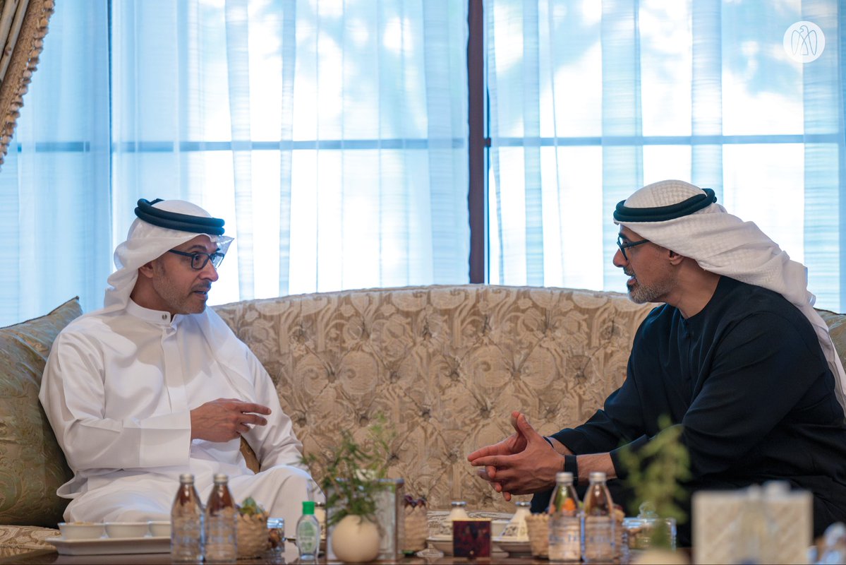 ADMediaOffice's tweet photo. هزاع بن زايد يستقبل خالد بن محمد بن زايد بمحل إقامته في منطقة العين؛ حيث تناول اللقاء الموضوعات المتعلقة بشؤون الوطن والمواطن ودعم مسيرة التنمية الشاملة التي تشهدها الدولة. https://t.co/ydkrPNF789