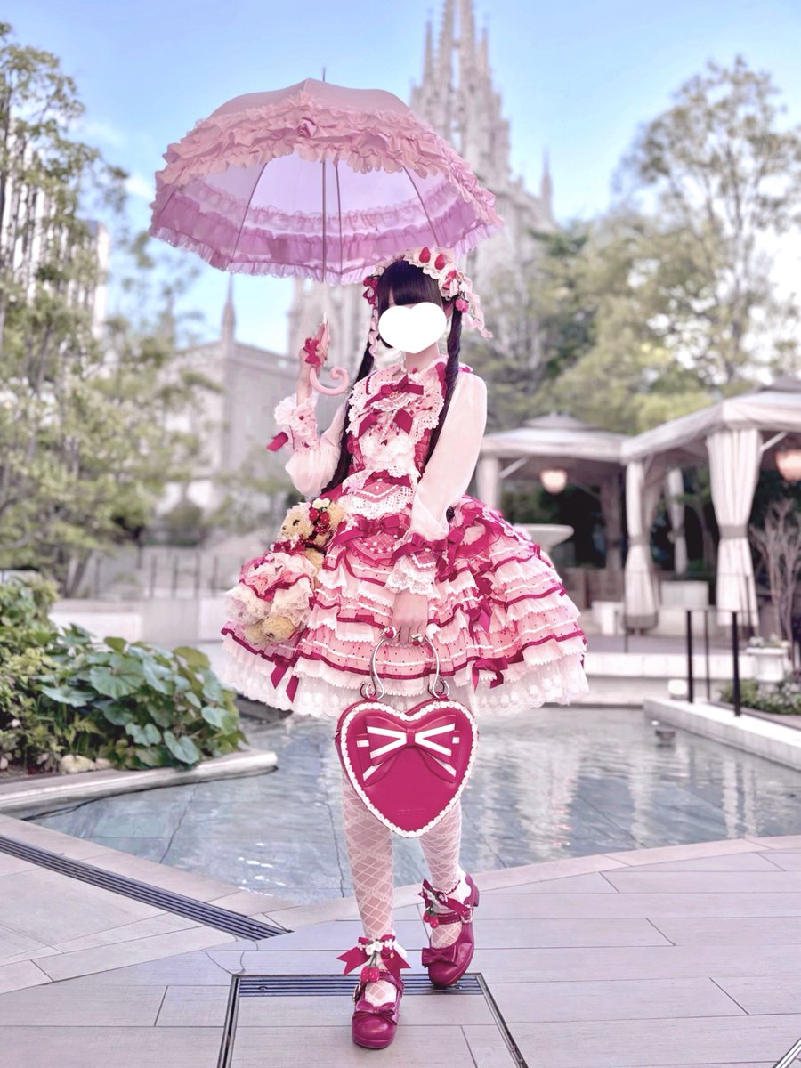 __maria__0_0's tweet photo. いちごパフェの擬人化みたい🍓🎀 https://t.co/vEVrdYdODG
