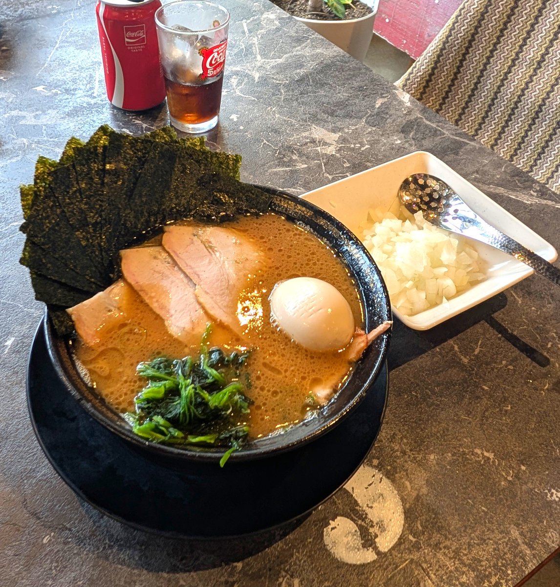 mhmii0415's tweet photo. ＊特製ラーメン
＊玉ねぎ🧅tp
＊コカ・コーラ
娘👧を連れてがくさんへ🍜
美味しいと喜んで食べる娘を見て
ほっこりしながら堪能しました✨️
途中から玉ねぎ入れてシャク感が
堪らない濃厚スープ🤤
スモーキーなチャーシューもうま❤
ご馳走さまでした🎶
#食いしん坊と一緒 https://t.co/Ia6JRBOu7V