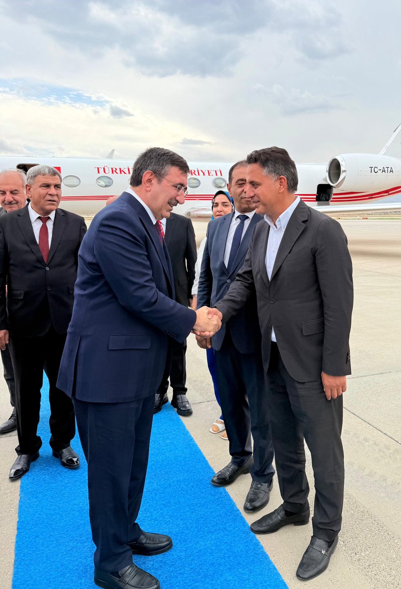 veyseldemirci06's tweet photo. 📍 Elazığ Havalimanı

Bir dizi programa katılmak üzere Elazığ’a gelen Cumhurbaşkanı Yardımcımız Sayın Dr. Cevdet Yılmaz beyefendiyi karşıladık.

Nazik ziyaretleri için kendilerine hoş geldiniz diyor, gerçekleştirecekleri programların şehrimiz ve ülkemiz için hayırlara vesile olmasını diliyorum.
@_cevdetyilmaz 
#Elazığ #Türkiye 🇹🇷