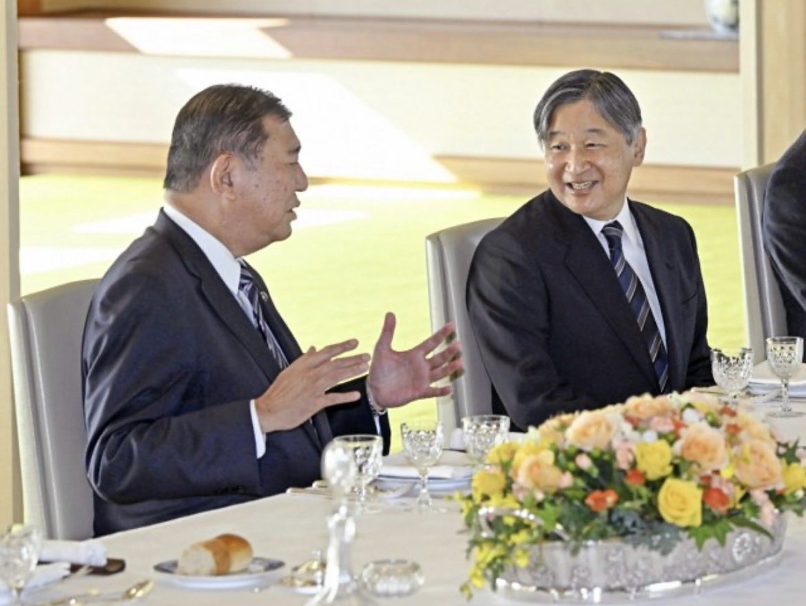 tomogang's tweet photo. 天皇陛下との接し方を見れば、どちらがまともな政治家か、否、まともな日本人かどうか、すぐにわかるだろう。陛下に対して敬意を払わないような人物が、まともな国政や外交を出来るはずもなく、陛下のように平和を希求し、国民に寄り添う気持ちなど微塵もないだろう。八百万の神が怒り始めている。 https://t.co/QO9UnNZYG9