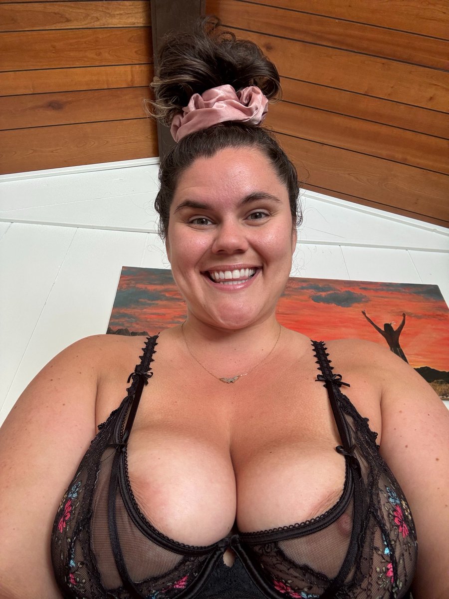 hunnie_bunns1's tweet photo. figured you’ve been under too much stress, so i brought you two big stress balls 😉 https://t.co/Zt0irS0Xl8