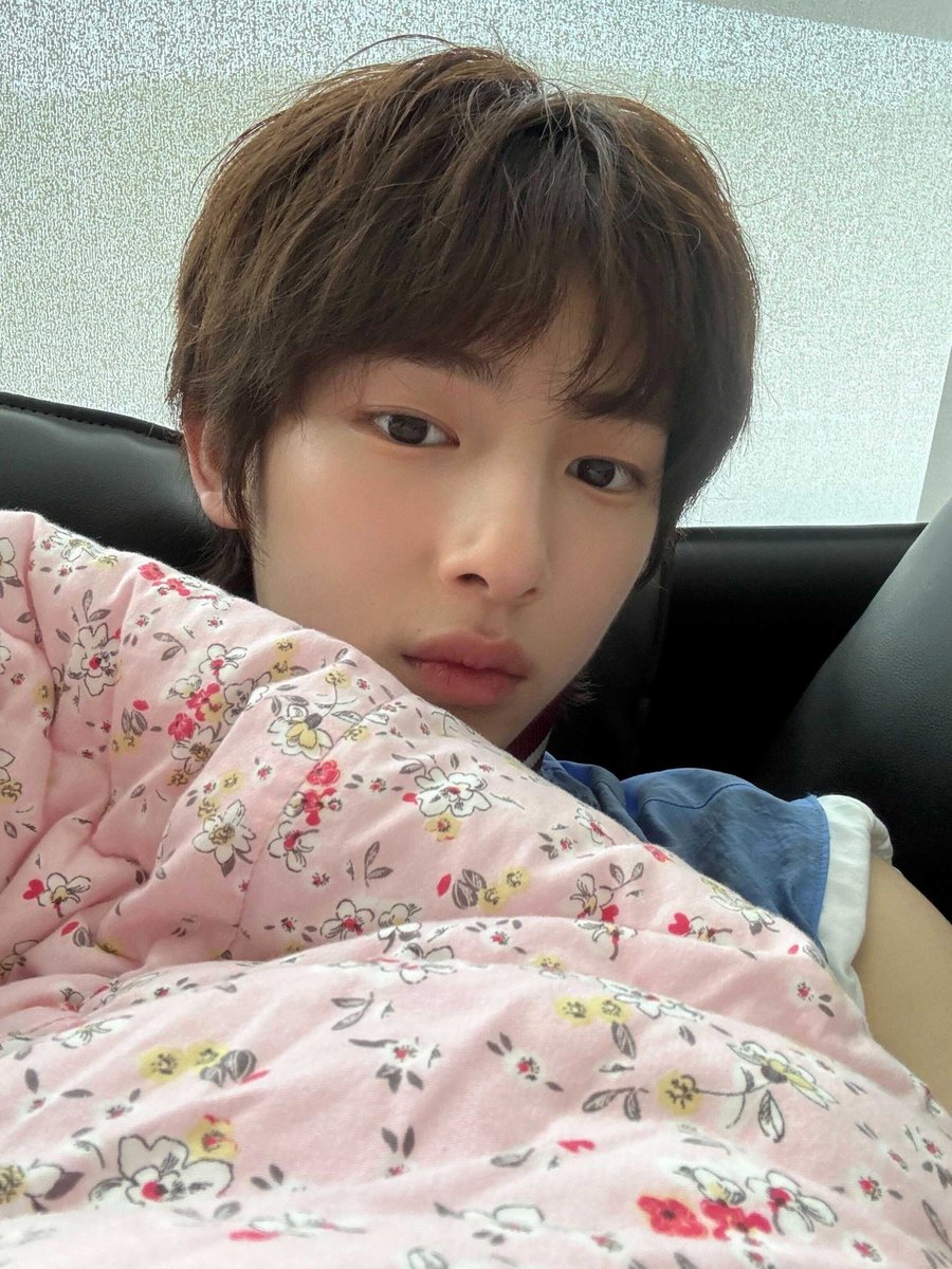 jjuhooni0103's tweet photo. 꽃무늬 이불 생각나는 앞치마 입었네 ㅜ♡ ♡ https://t.co/whuyuYRtxo