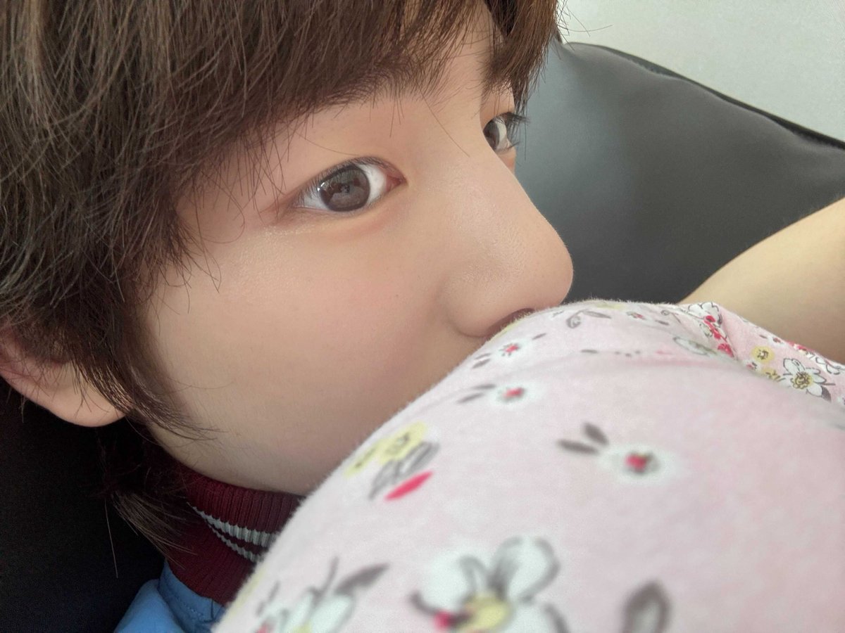 jjuhooni0103's tweet photo. 꽃무늬 이불 생각나는 앞치마 입었네 ㅜ♡ ♡ https://t.co/whuyuYRtxo