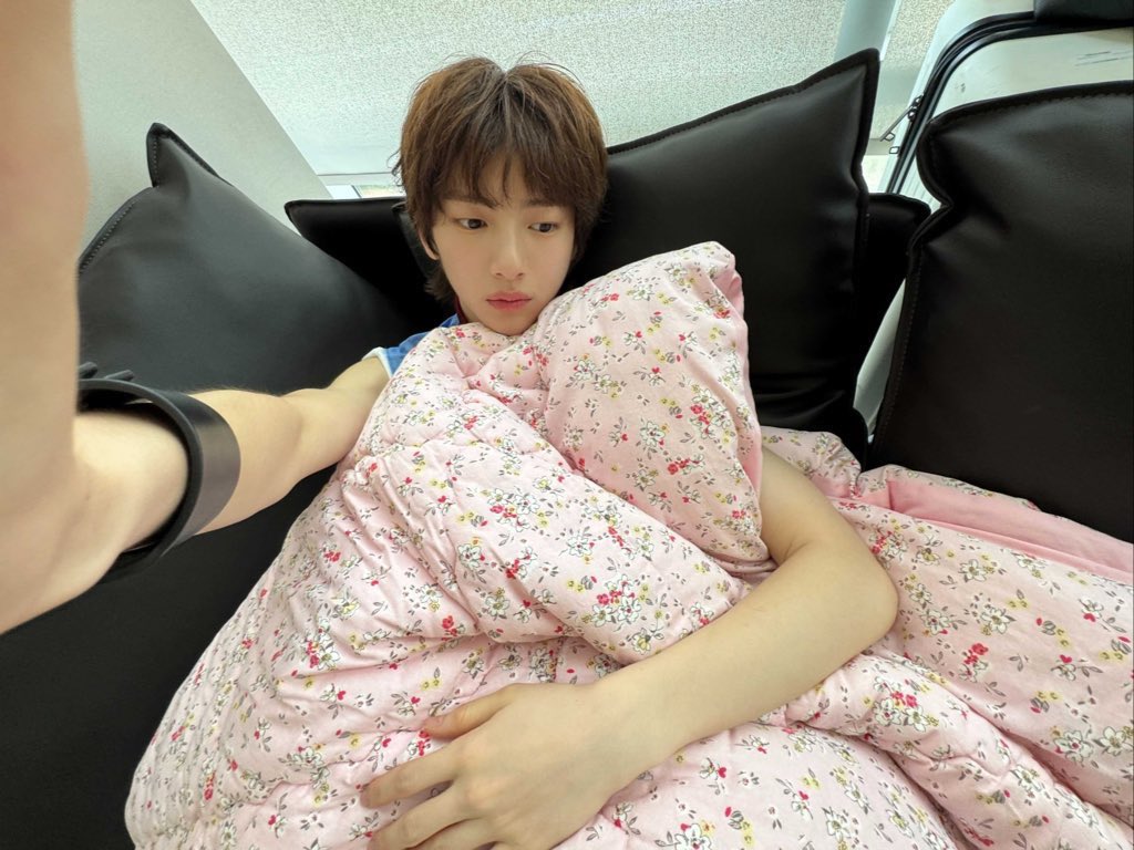 jjuhooni0103's tweet photo. 꽃무늬 이불 생각나는 앞치마 입었네 ㅜ♡ ♡ https://t.co/whuyuYRtxo