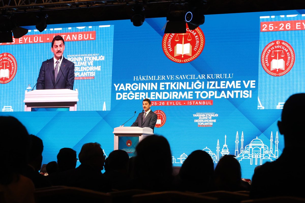turankuloglu's tweet photo. 🔷 GECİKMEYİ SİSTEMATİK OLARAK SONA ERDİRECEĞİZ

Hâkimler ve Savcılar Kurulunca düzenlenen Yargı Hizmetlerinin Etkinliğini İzleme ve Değerlendirme Toplantısı’nın ilki; Adalet Bakanımız ve HSK Başkanımız Sayın Akın Gürlek’in açılış konuşmaları ve teşrifleriyle; HSK Başkanvekilimiz, HSK üyelerimiz, Bakan Yardımcılarımız, HSK Genel Sekreterimiz, Bakanlık birim amirlerimiz, İstanbul Cumhuriyet Başsavcımız, İstanbul’da görev yapan başsavcılarımız, adalet komisyonu başkanlarımız ve meslektaşlarımızın katılımıyla İstanbul’da başladı.

🔹 Yargının hızlandırılması, artık dönemsel bir çalışma değil; Adalet Bakanlığımız ile HSK’nin ortak ve kalıcı politikasıdır.

🔹 Kararın ne olacağıyla değil, karar verilebilmesinin önündeki idari, teknik ve kurumsal engellerin kaldırılmasıyla ilgileniyoruz.

🔹 Yargı Hizmetlerinin Etkinliği Büroları, Alo Adalet 135, güçlü koordinasyon ve kararlı takiple hedefimiz; çözümü mümkün olduğu hâlde bekleyen tek bir dosya bırakmamaktır.

🔷 Çünkü olağan dışı hâle gelmiş sorunlar, alışılmış yöntemlerle çözülemez.

#SıfırGecikmeliYargı 
#Adalet

https://t.co/lA6ApXlkoO
               https://t.co/3RyZjHtdkf