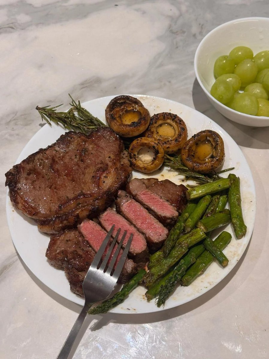 DellaEasthvy's tweet photo. I made steak for dinner, and it turned out perfectly: tender, juicy, and full of flavor. Grilled mushrooms, asparagus, and sweet green grapes completed this satisfying meal—the perfect reward after a long day. https://t.co/BtiwrbmVsN