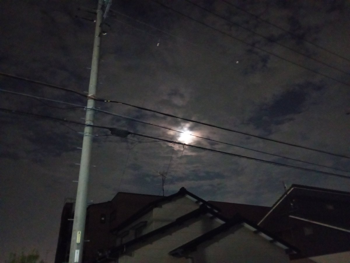 156025's tweet photo. 中秋の名月　雲間から時々月が見えるけど、月より団子 https://t.co/rRANikkYKD