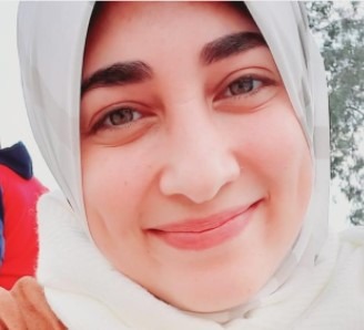UpdateVersion22's tweet photo. آية كمال الدين حسين
اتقبض عليها من بيتها يوم 2 يوليو 2022، وفضلت مختفية قسريًا 3 أيام قبل ما تظهر قدام نيابة أمن الدولة.
اتقبض عليها قبل كده، لكن اتقبض عليها تاني واتوجهت لها اتهامات.
اتعرضت للتدوير والتعذيب وسوء أوضاع الاحتجاز، وكانت بتعاني من الربو ومحرومة من الرعاية الصحية. https://t.co/H2H1bz1S2J