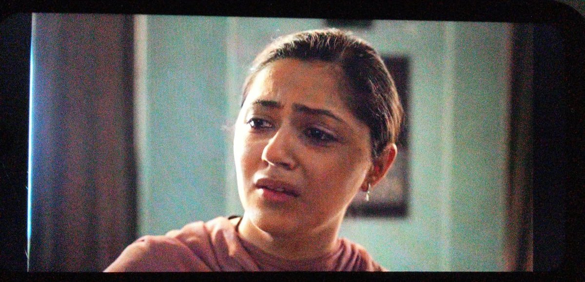 vibewithaneet's tweet photo. This scene broke something in me. It's just felt painfully real. And Aneet —the way she delivered every word, every pause, every bit of hurt -I could feel Meenu’s fear and strength at the same time. This was her HUNKKAAR which is impossible to ignore🔥 #Hunkkaar #AneetPadda https://t.co/18Fb104rN7