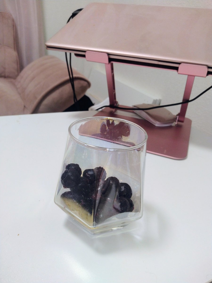 EveMinamoto's tweet photo. 夜は冷凍ブルーベリーを堪能ざます🫐✨

ポリフェノールや食物繊維などすごい身体に良いからね☺️💜💜💜 https://t.co/0BvW9AhzB1