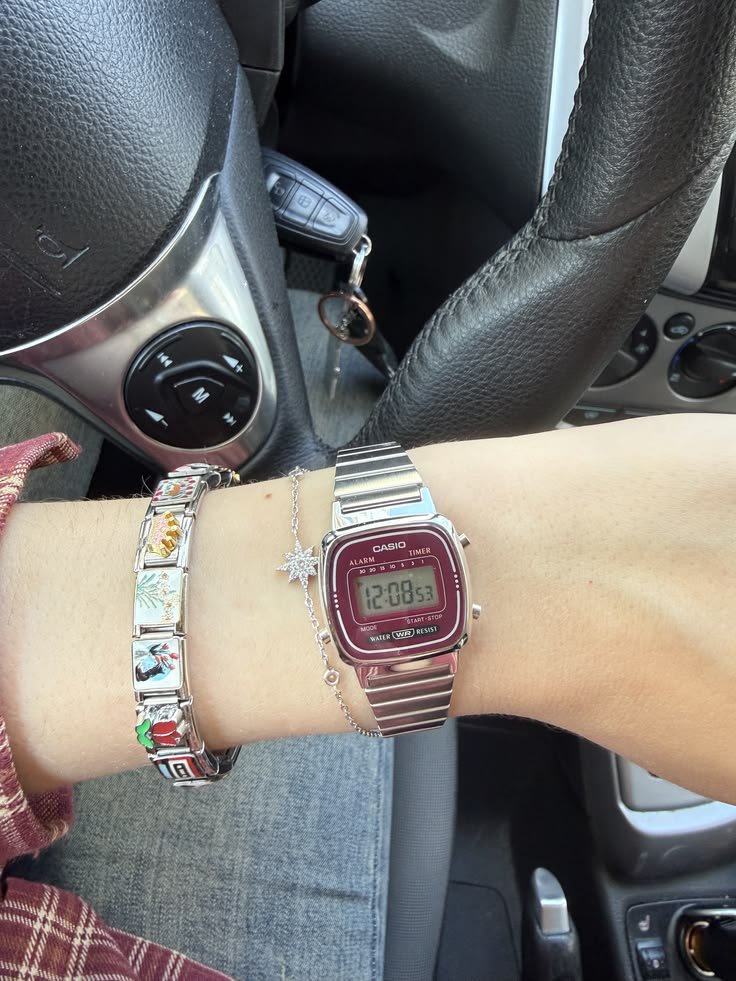 cuernvo's tweet photo. JATUH CINTA SAMA CASIO RED CHERRY INI 😭🤍 makin cakep pas di-stack sama bracelet, auto keliatan manis banget! https://t.co/mIVc2ZLuKK