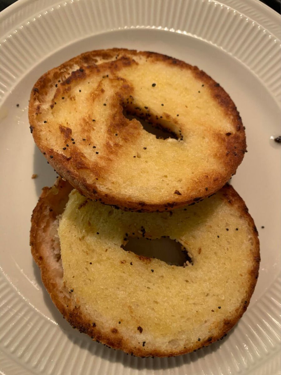 DellaEasthvy's tweet photo. Grab gluten-free bagels from Trader Joe’s, season bacon with salt and pepper, and add Everything but the Bagel seasoning to your eggs. Toast the bagels with butter or ghee, then assemble and enjoy! https://t.co/XMTVvZQkbL