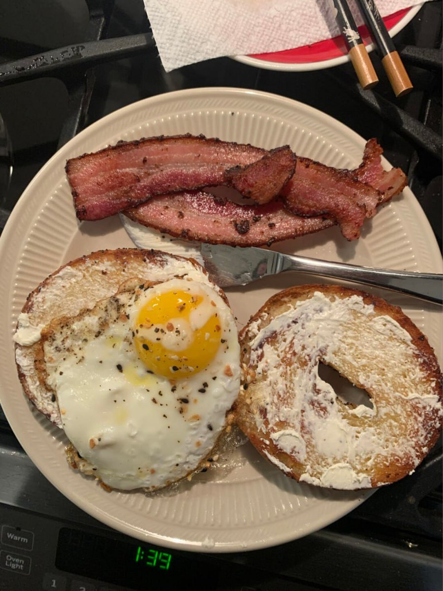 DellaEasthvy's tweet photo. Grab gluten-free bagels from Trader Joe’s, season bacon with salt and pepper, and add Everything but the Bagel seasoning to your eggs. Toast the bagels with butter or ghee, then assemble and enjoy! https://t.co/XMTVvZQkbL