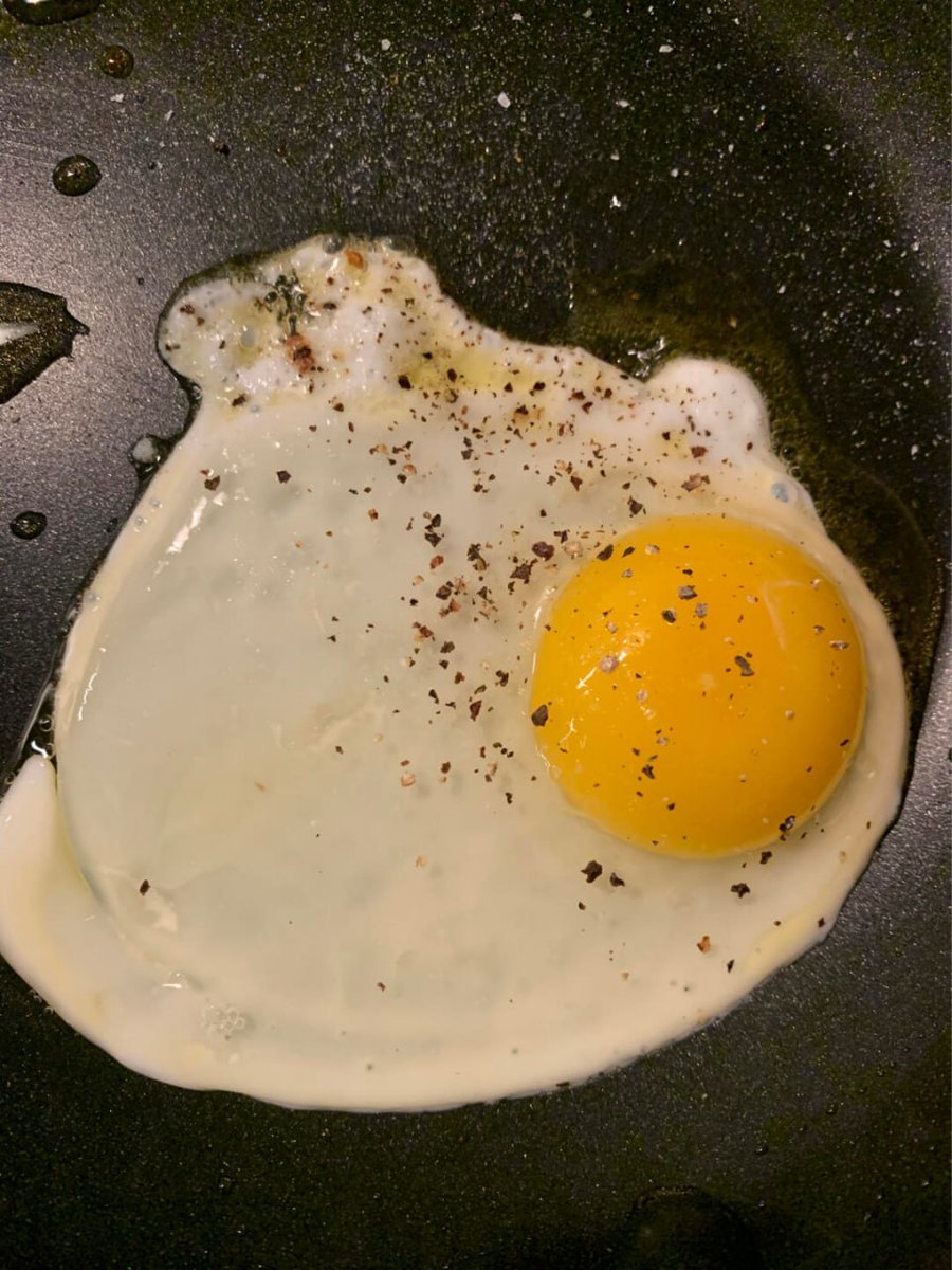 DellaEasthvy's tweet photo. Grab gluten-free bagels from Trader Joe’s, season bacon with salt and pepper, and add Everything but the Bagel seasoning to your eggs. Toast the bagels with butter or ghee, then assemble and enjoy! https://t.co/XMTVvZQkbL
