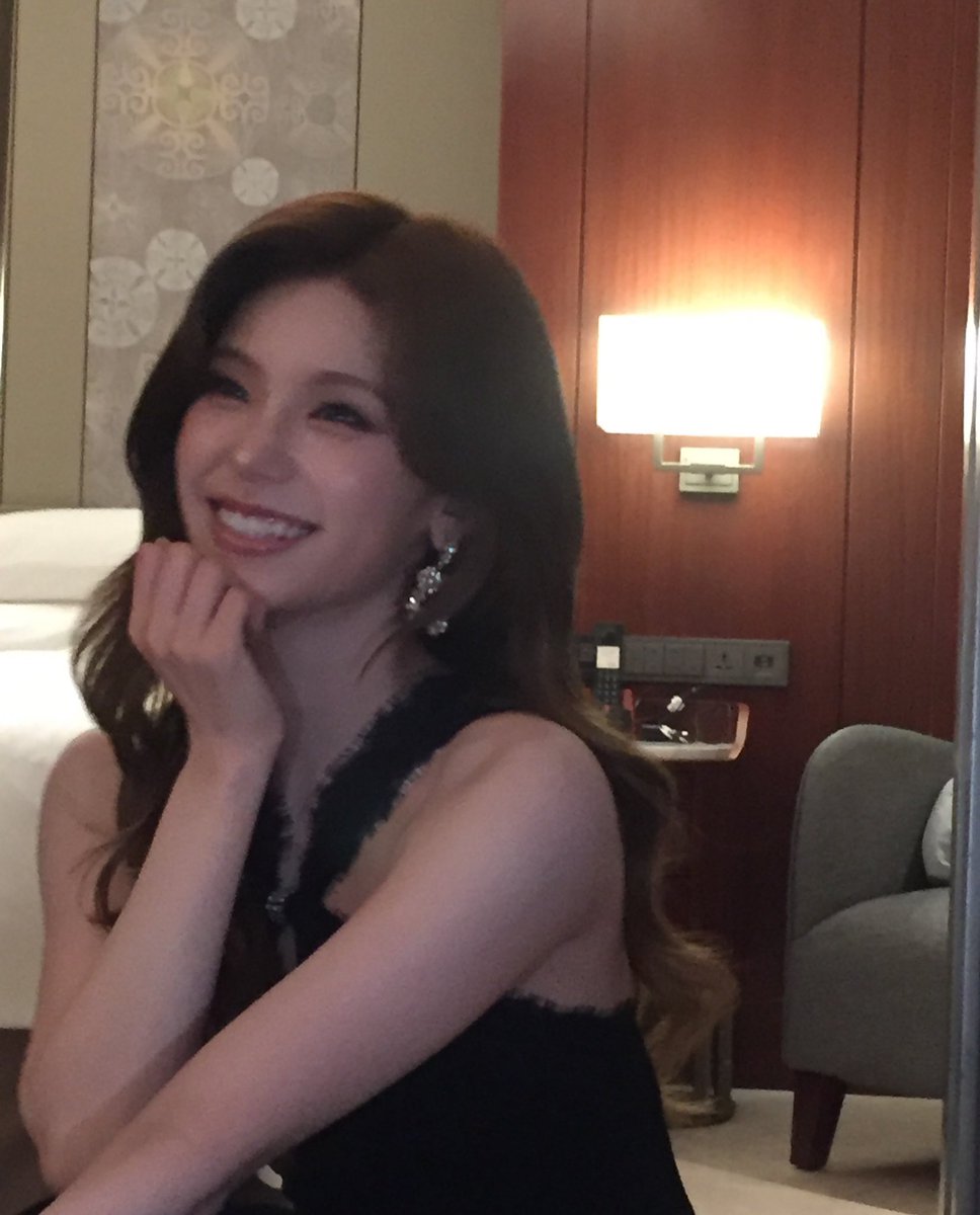 yescoitzhere's tweet photo. “she cannot even smile properly.” do beautiful women scare you ? 😹 https://t.co/l7uoaS3jWH