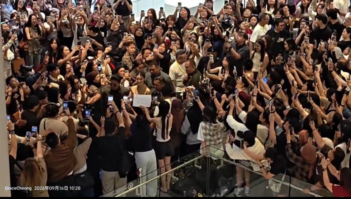 pianistsooyeon's tweet photo. “even having fans in thailand is really special to me. i never imagined i’d travel abroad and meet lovely fans. when i walked to the shop, i saw my fans and my tears were gonna come out. but i tried to [stop them] and just said thank you for coming.”

#NamtanTipnaree #BONIAwithNamtan