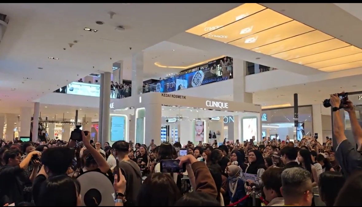 pianistsooyeon's tweet photo. “even having fans in thailand is really special to me. i never imagined i’d travel abroad and meet lovely fans. when i walked to the shop, i saw my fans and my tears were gonna come out. but i tried to [stop them] and just said thank you for coming.”

#NamtanTipnaree #BONIAwithNamtan