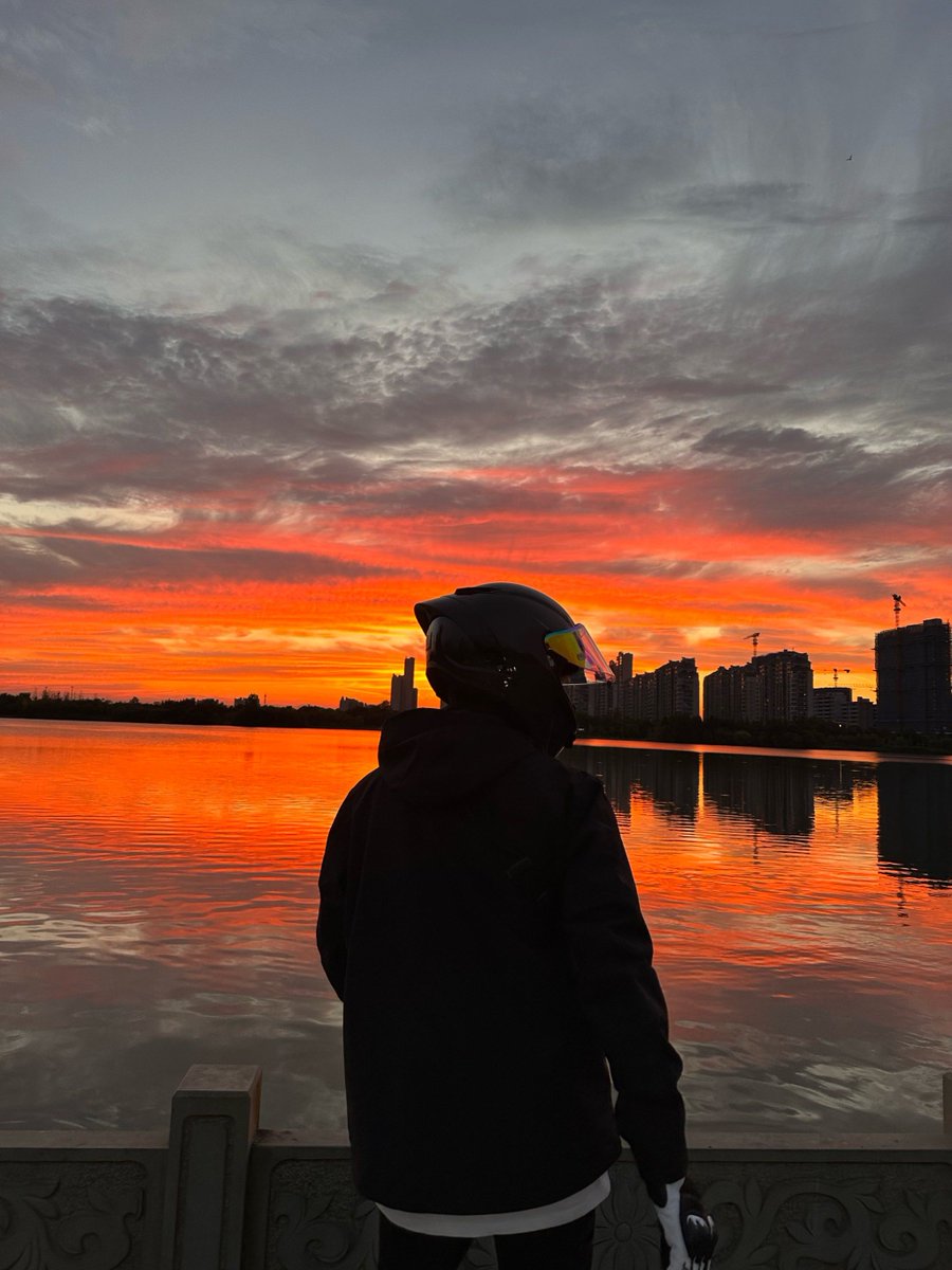 RandiMethexg's tweet photo. Hoy me paré a ver el atardecer con un café caliente, y todo el estrés de la semana se evaporó de repente. https://t.co/oAMK8pTjaK