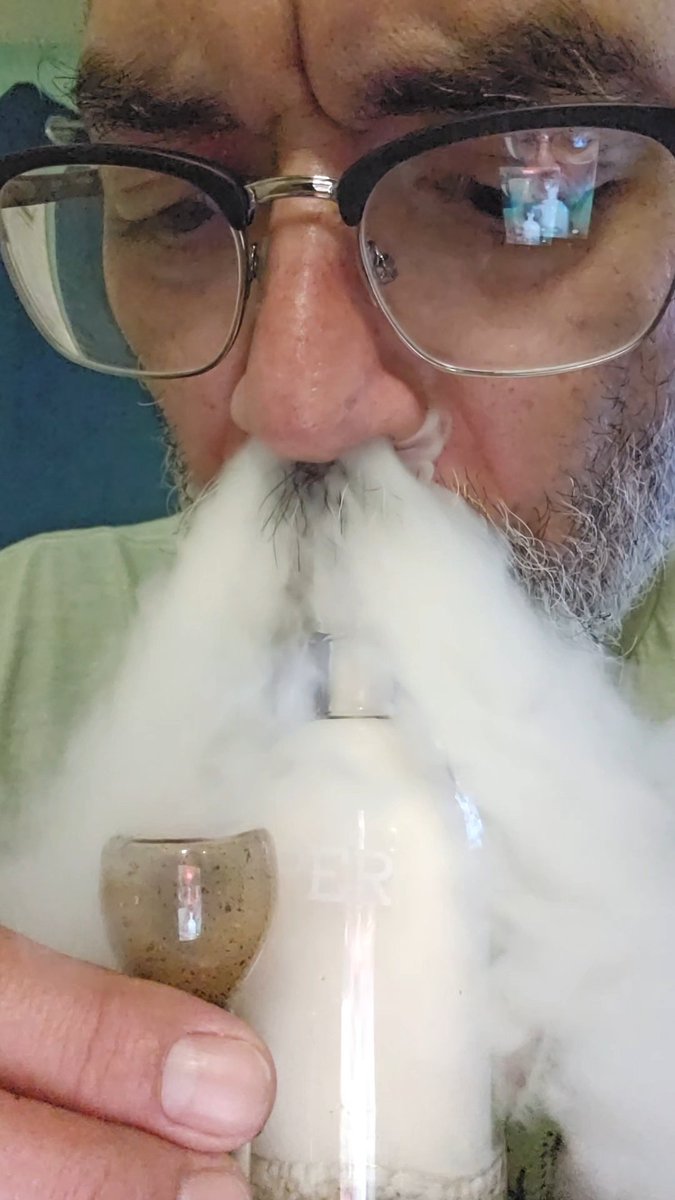 joshuapequeno77's tweet photo. Goodmorning stoners!! Wakin n bakin with the CupCake π§ from @hemperco on this warm south Louisiana morning! Have a great day and stay groovy #StonerFam #420community #Mmemberville #420friendly #wakeandbake https://t.co/46wJ5w9tAj