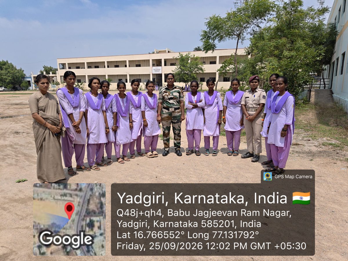 YadgiriPolice's tweet photo. ಅಕ್ಕಪಡೆ ಸಿಬ್ಬಂದಿಯವರು ಸಪ್ನಾ ಗ್ರೌಂಡ್ನಲ್ಲಿ ವಿದ್ಯಾರ್ಥಿನಿಯರಿಗೆ ಮಹಿಳಾ ಸಹಾಯವಾಣಿ 181, ಮಹಿಳಾ ಮತ್ತು ಮಕ್ಕಳ ಸುರಕ್ಷತೆ ಹಾಗೂ ಮೊಬೈಲ್ ಬಳಕೆಯ ಅನುಕೂಲ–ಅನಾನುಕೂ���ಗಳ ಕುರಿತು ಮಾಹಿತಿ ನೀಡಿ ಜಾಗೃತಿ ಮೂಡಿಸಿದರು.
ಮಹಿಳಾ ಮತ್ತು ಮಕ್ಕಳ ಸುರಕ್ಷತೆ – ನಮ್ಮೆಲ್ಲರ ಹೊಣೆಗಾರಿಕೆ.
#YadgirDistrictPolice #AkkaForce #WomenSafety https://t.co/me5S6Y1j1j