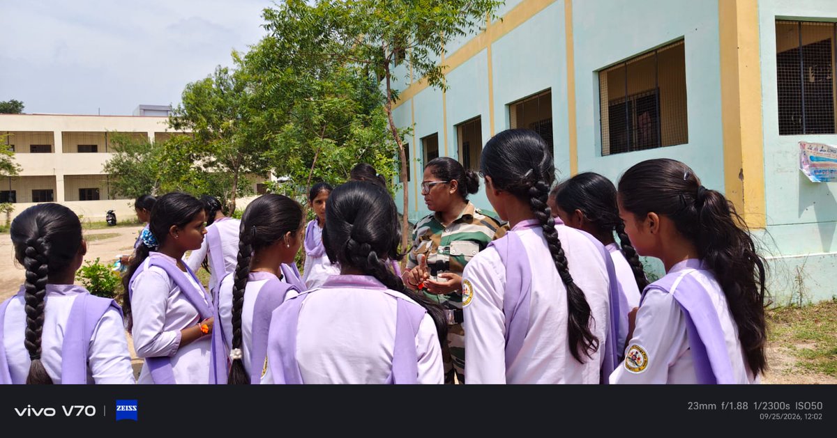 YadgiriPolice's tweet photo. ಅಕ್ಕಪಡೆ ಸಿಬ್ಬಂದಿಯವರು ಸಪ್ನಾ ಗ್ರೌಂಡ್ನಲ್ಲಿ ವಿದ್ಯಾರ್ಥಿನಿಯರಿಗೆ ಮಹಿಳಾ ಸಹಾಯವಾಣಿ 181, ಮಹಿಳಾ ಮತ್ತು ಮಕ್ಕಳ ಸುರಕ್ಷತೆ ಹಾಗೂ ಮೊಬೈಲ್ ಬಳಕೆಯ ಅನುಕೂಲ–ಅನಾನುಕೂ���ಗಳ ಕುರಿತು ಮಾಹಿತಿ ನೀಡಿ ಜಾಗೃತಿ ಮೂಡಿಸಿದರು.
ಮಹಿಳಾ ಮತ್ತು ಮಕ್ಕಳ ಸುರಕ್ಷತೆ – ನಮ್ಮೆಲ್ಲರ ಹೊಣೆಗಾರಿಕೆ.
#YadgirDistrictPolice #AkkaForce #WomenSafety https://t.co/me5S6Y1j1j