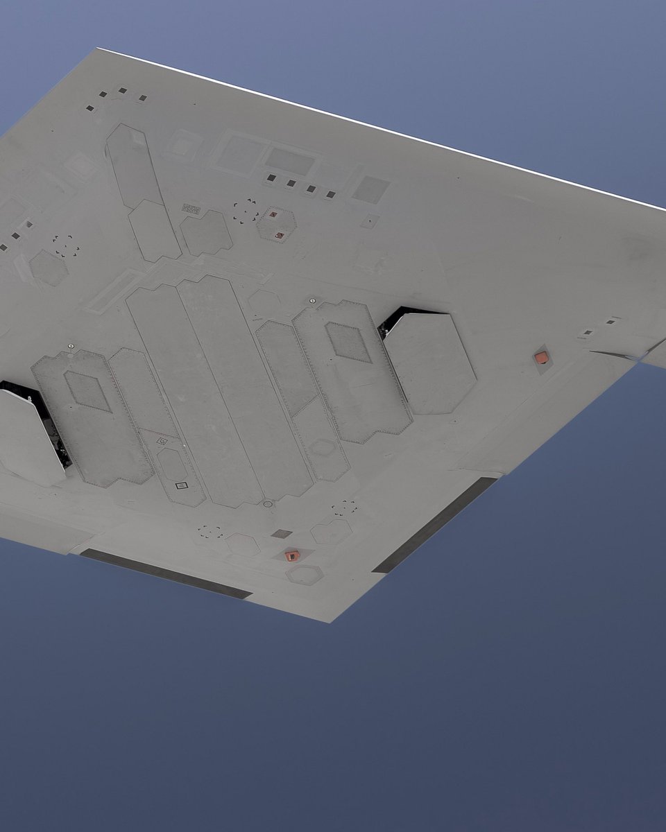 JarodMHamilton's tweet photo. Belly of the beast. 
#B21 #B21Raider https://t.co/jbyFN60kI1