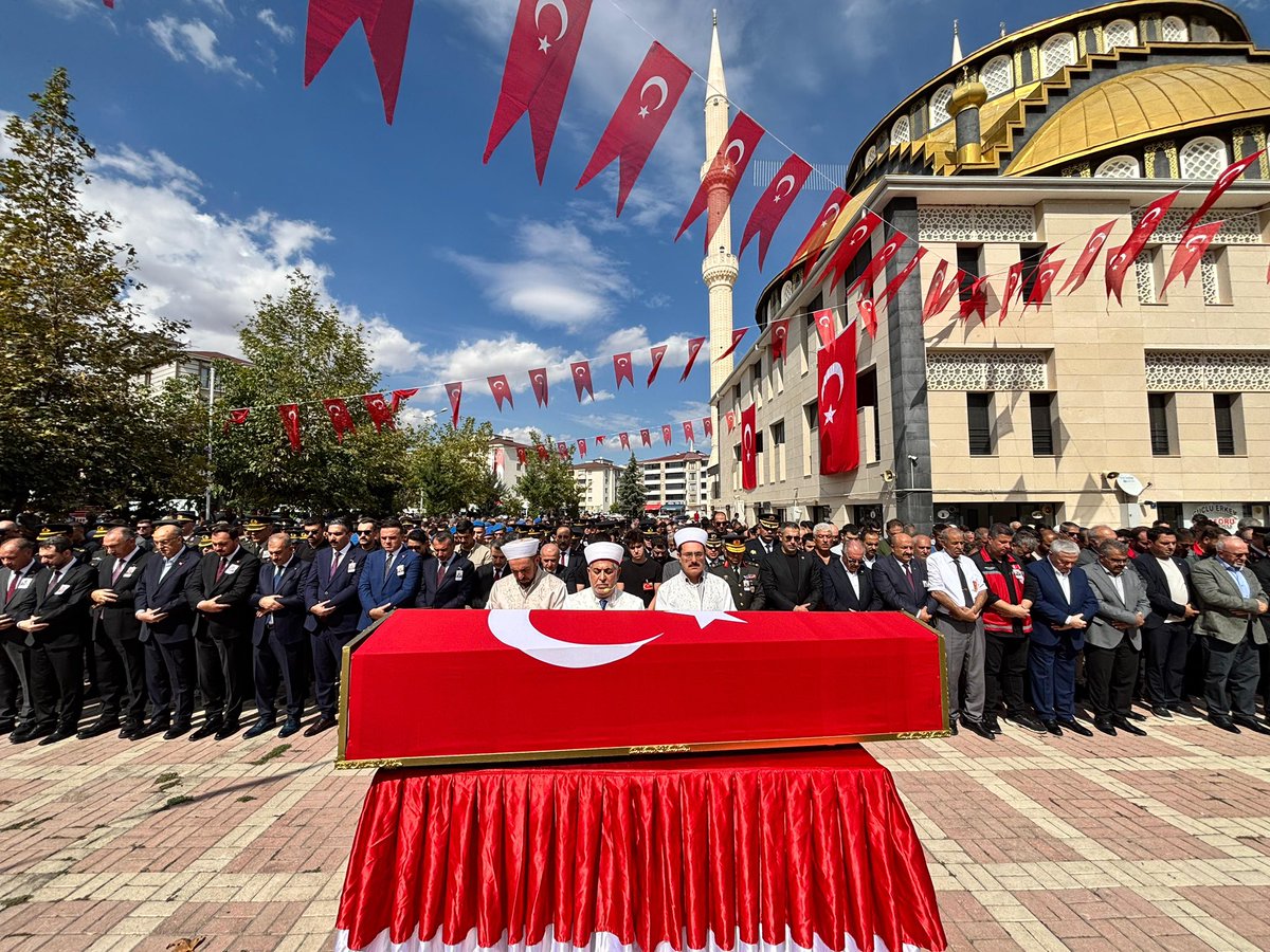isselmanoglu23's tweet photo. Zeytin Dalı Harekât Bölgesi’nde görevi başında rahatsızlanarak şehit olan hemşehrimiz Tnk. Uzm. Çvş. Coşkun Sevim için İmam-ı Azam Camii’nde düzenlenen cenaze törenine Adalet Bakan Yardımcımız Sayın Abdullah Aydoğdu ve İl Protokolümüz ile birlikte katıldık.

Şehidimize Allah’tan rahmet; ailesine, yakınlarına ve Aziz Milletimize sabır ve başsağlığı diliyorum.

Ruhu şad, mekânı cennet olsun. 🇹🇷

@Akparti 
@abuyukgumus