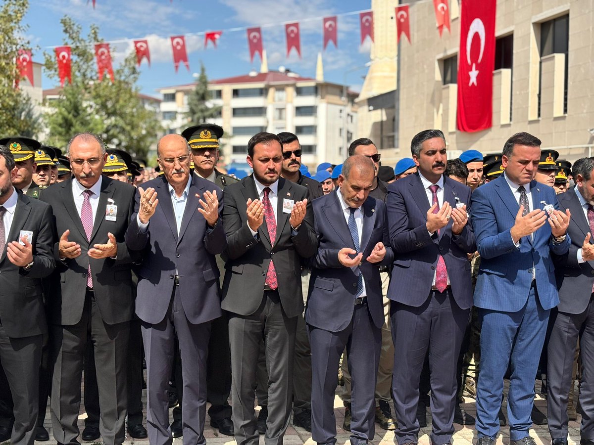 isselmanoglu23's tweet photo. Zeytin Dalı Harekât Bölgesi’nde görevi başında rahatsızlanarak şehit olan hemşehrimiz Tnk. Uzm. Çvş. Coşkun Sevim için İmam-ı Azam Camii’nde düzenlenen cenaze törenine Adalet Bakan Yardımcımız Sayın Abdullah Aydoğdu ve İl Protokolümüz ile birlikte katıldık.

Şehidimize Allah’tan rahmet; ailesine, yakınlarına ve Aziz Milletimize sabır ve başsağlığı diliyorum.

Ruhu şad, mekânı cennet olsun. 🇹🇷

@Akparti 
@abuyukgumus