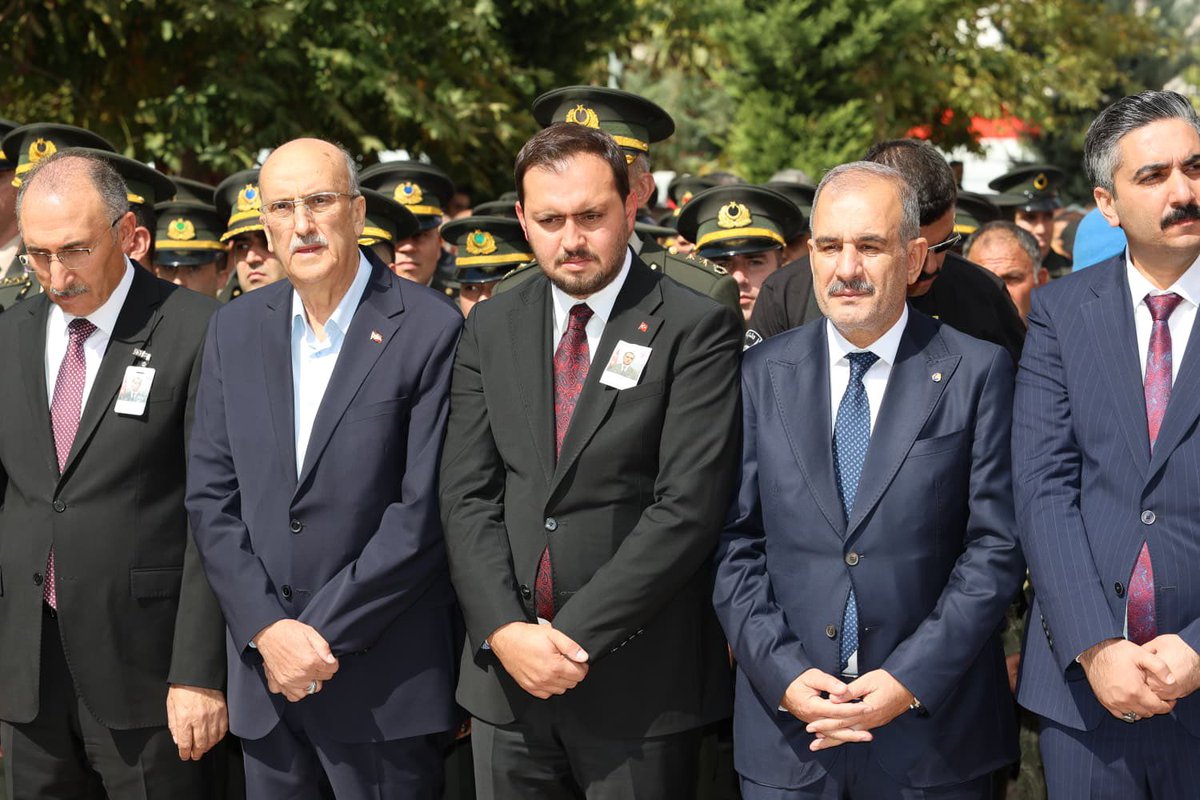 isselmanoglu23's tweet photo. Zeytin Dalı Harekât Bölgesi’nde görevi başında rahatsızlanarak şehit olan hemşehrimiz Tnk. Uzm. Çvş. Coşkun Sevim için İmam-ı Azam Camii’nde düzenlenen cenaze törenine Adalet Bakan Yardımcımız Sayın Abdullah Aydoğdu ve İl Protokolümüz ile birlikte katıldık.

Şehidimize Allah’tan rahmet; ailesine, yakınlarına ve Aziz Milletimize sabır ve başsağlığı diliyorum.

Ruhu şad, mekânı cennet olsun. 🇹🇷

@Akparti 
@abuyukgumus