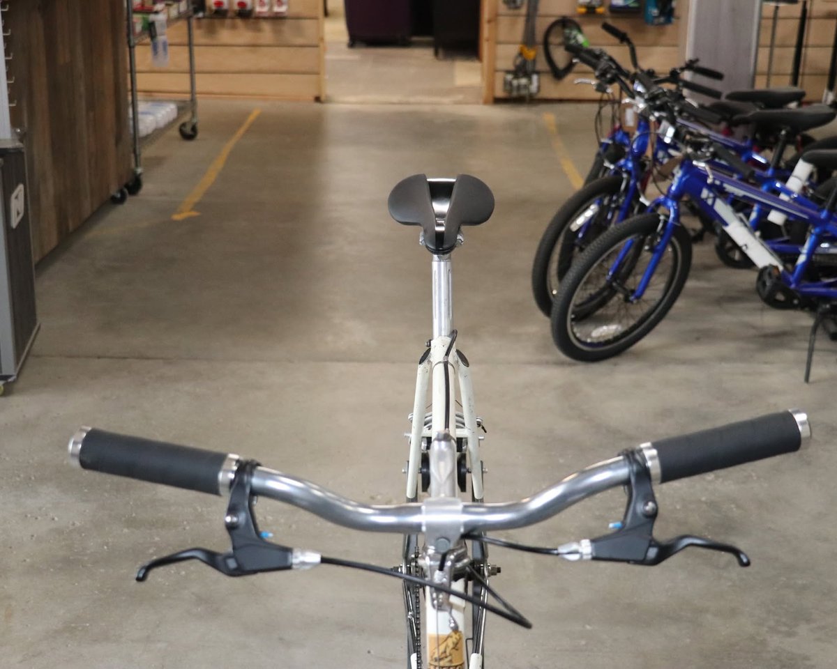 JodieVanoni's tweet photo. Custom-built single-speed coffee shop cruiser based on a 1967 Peugeot UO8 frame, retaining original Mafac Racer brakes, Stronglight cranks, and headset. A fun city bike for relaxed cruising. https://t.co/rFi9DpiXG2