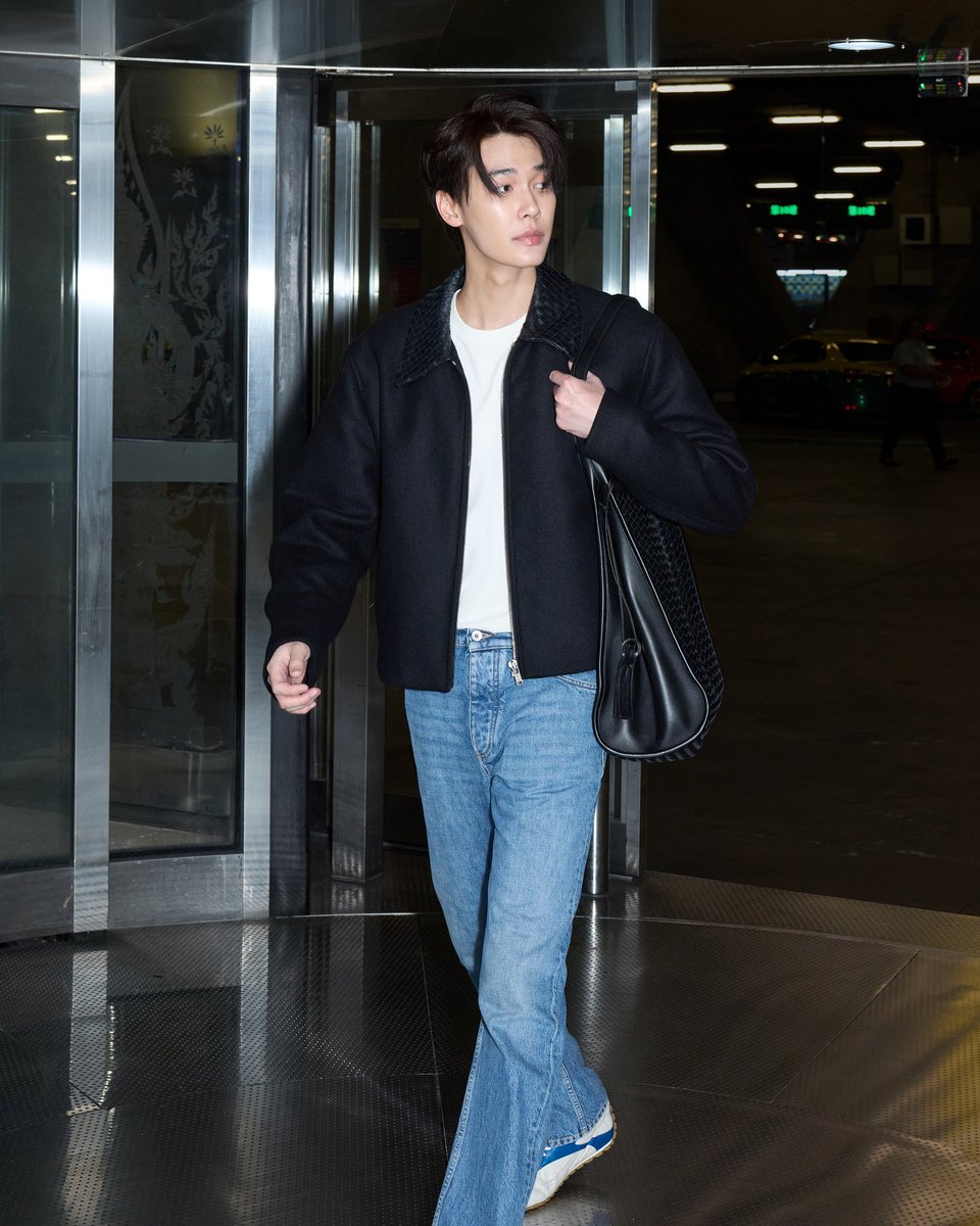 EverydaynewsTH's tweet photo. พาส่องแอร์พอร์ตลุคสุดเท่ของ "ดิว-จิรวรรตน์" Brand Ambassador ของ Bottega Veneta ที่บินลัดฟ้าสู่มิลาน ร่วมชมแฟชั่นโชว์ BOTTEGA VENETA SUMMER 2027 ที่จะจัดขึ้นในวันที่ 27 กันยายนนี้ เวลา 01:00 น. ตามเวลาไทย ✈️✨

#EVERYDAYth #dew_jsu
#BottegaVenetaxDew
#BottegaVenetaSummer2027
#BottegaVeneta