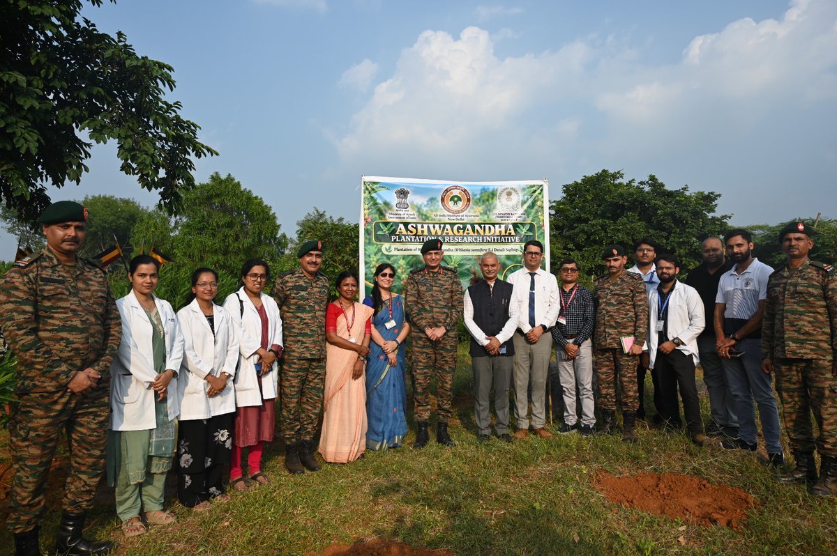 PIBAYUSH's tweet photo. @AIIA_NDelhi and 132 ECO Task Force Join Hands for Ashwagandha Plantation and Research in #Aravalli Landscape

10,000 #Ashwagandha Saplings to be Scientifically Monitored at Terriers Herbal Garden, Bhatti Mines.

Read More🔗: https://t.co/mmYtJ7h6ko https://t.co/XTOqGx0cKg