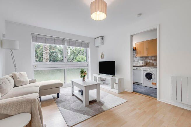 LookProperty's tweet photo. FOR SALE 🏡

Regent Square, Bow, E3 📍

£300,000 💷

- Ideal first-time purchase
- Purpose built flat
- Ground floor
- Generous living room
- Fitted bedroom wardrobe
- White bathroom
- Separate kitchen
- Hallway with storage

https://t.co/tGY6vLDZBL https://t.co/veVYZWPPuQ