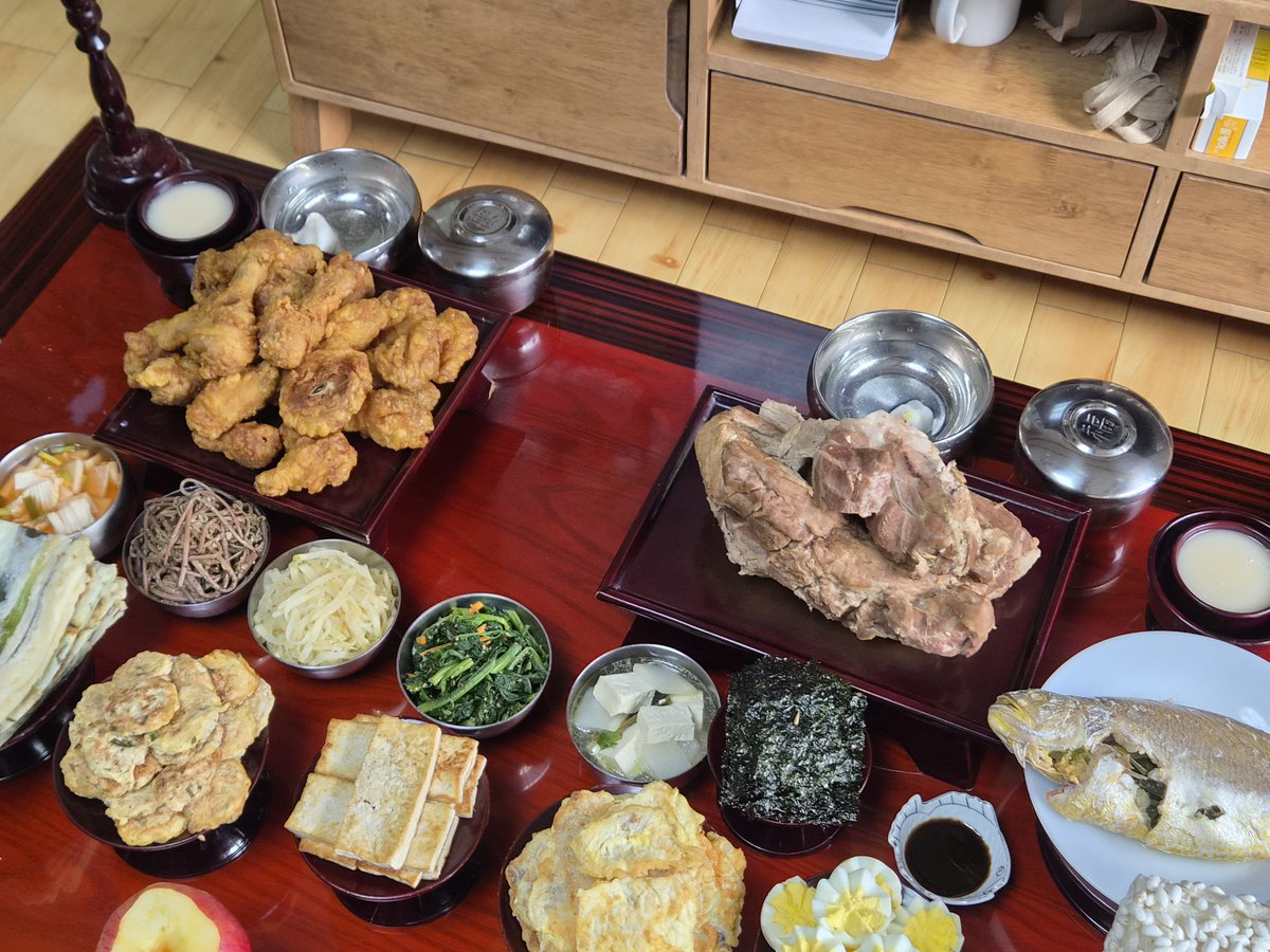 tt4__mm4's tweet photo. 할머니가 닭 해체하기 귀찮다고 허니콤보 올림
내년엔 전 안부치고 피자 올리기로 함 https://t.co/gBpPZSpdwW