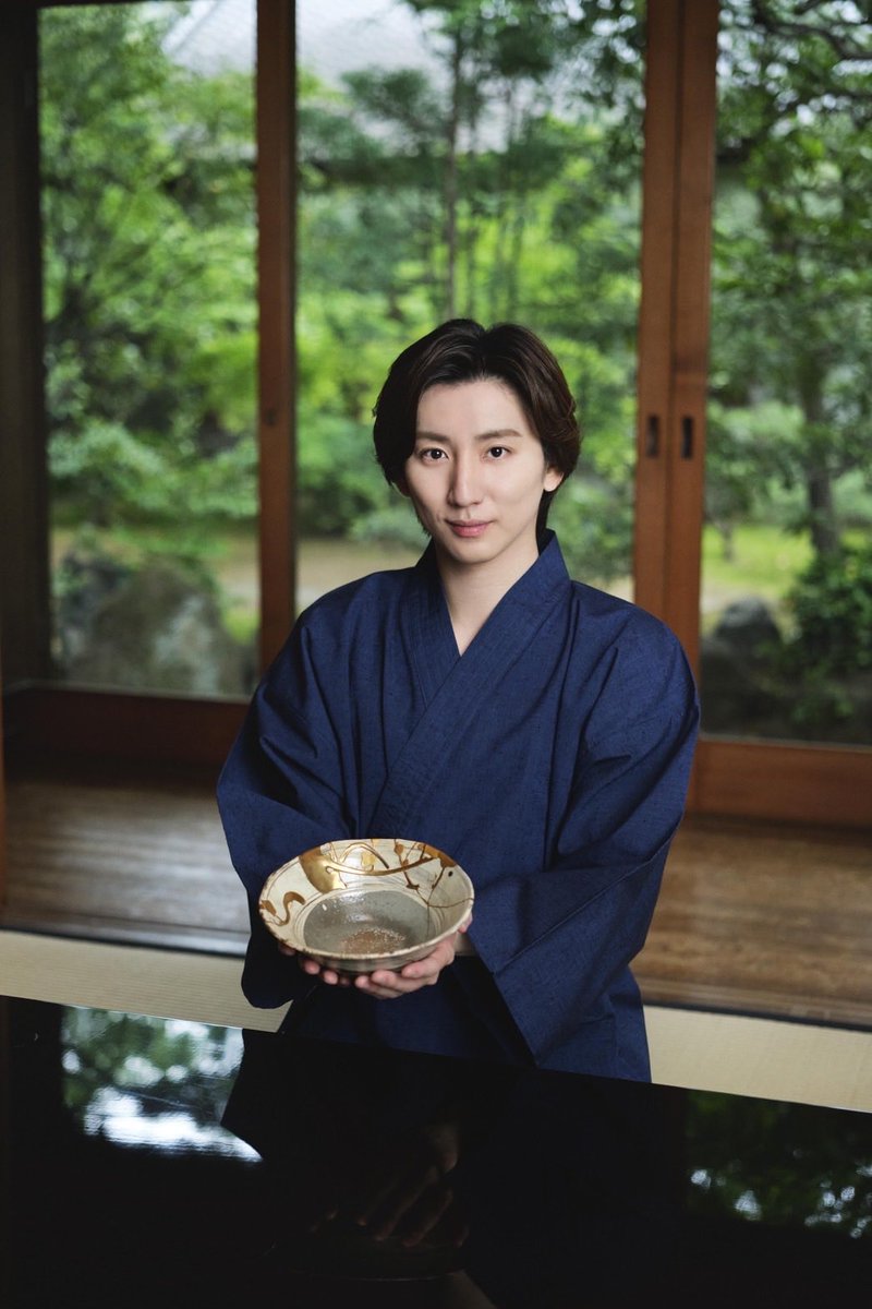 tankosha_bs's tweet photo. #月刊誌なごみ 10月号は9/28発売です。

#京本大我亭主のもてなし 金つくろいの技を学ぶ。

久々のクラフト回。今号は、茶道具となじみの深い「金つくろい」に挑戦します。
欠けを繕うのは、懐かしのあの茶碗！見覚えのある方も多いのでは？作業中の京本さんが見せる真剣な表情にも注目です。

#淡交社 https://t.co/bqIf0x2Chx