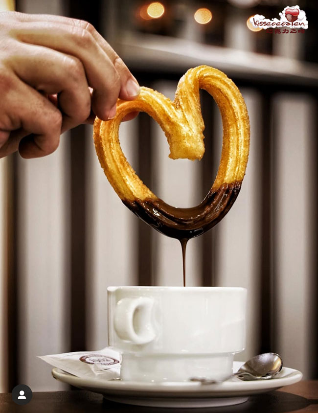 DarronInverso's tweet photo. Churros crujientes con chocolate caliente, el placer callejero que alema cualquier día gris. https://t.co/jLeu6Edyss