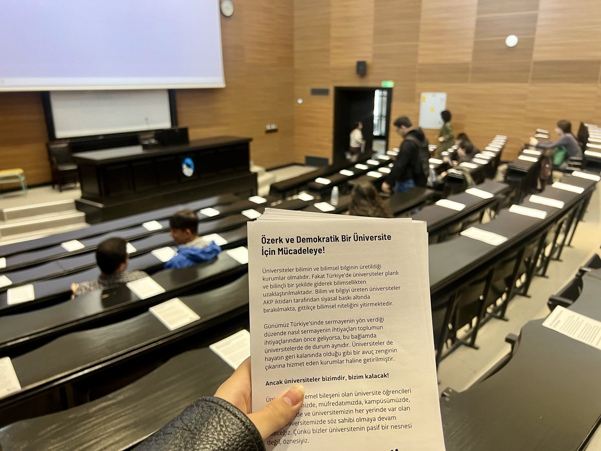 gdevirecek's tweet photo. İstanbul Üniversitesi'nde bildirilerimizi sıra arkadaşlarımızla buluşturduk.

Özerk-demokratik üniversite talebimizi kampüslerden yükseltmeye, üniversitelerimizi genelgelerle, kayyum rektörlerle ve baskılarla yönetmeye kalkanlara karşı örgütlü mücadelemizi büyütmeye devam ediyoruz!