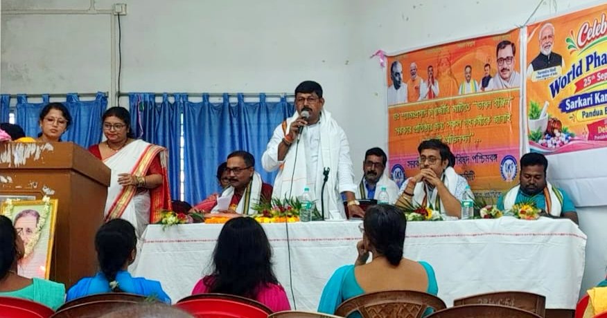 Tusarkumarmaju1's tweet photo. আজ পাণ্ডুয়া হসপিটালে সরকারি কর্মী পরিষদের উদ্যোগে আয়োজিত বিশ্ব ফার্মাসিস্ট দিবস উদযাপন অনুষ্ঠানে উপস্থিত ছিলাম। সমাজ ও জনস্বাস্থ্যে ফার্মাসিস্টদের গুরুত্বপূর্ণ অবদানের প্রতি রইল আন্তরিক শ্রদ্ধা ও শুভেচ্ছা।
@SuvenduWB @DilipGhoshBJP
#WorldPharmacistsDay #Pandua https://t.co/Zx0FrZkmVV