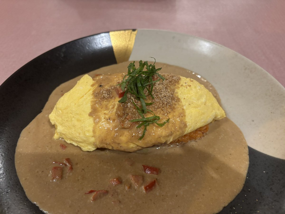 suEma111's tweet photo. 同期とオムライス
↓
電話でビリヤードのお誘い
↓
なう https://t.co/2IvpmxI0up