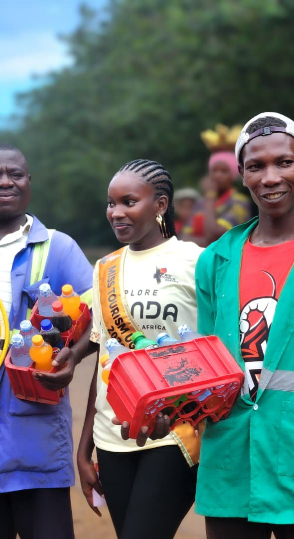 Queenrahmah2026's tweet photo. The best thing about Touring New places is being warmly welcomed by the people in the area. The market vendors at Najjembe Market became a part of trip. #WTD #Mbalecity @misstourismUga @MTWAUganda @TourismBoardUg @ugwildlife @TourBugandaUG https://t.co/UILJL1L537