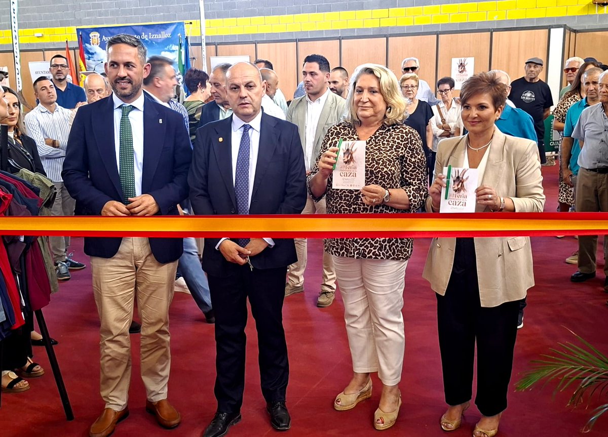 JuntaGranada's tweet photo. La delegada de @MedioAmbAND, @TriniHL, inaugura en Iznalloz la XXIII Feria Provincial de la Caza

➡️Una actividad vinculada al territorio y al medio rural que, desde una gestión sostenible, es compatible con la conservación de la biodiversidad  🦌🌄 https://t.co/pernLMRYj4